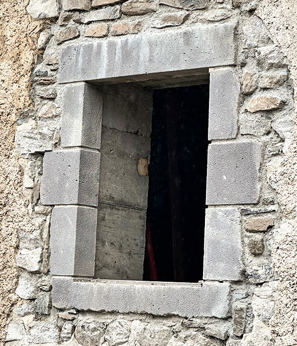 Encadrement de fenêtre en pierre